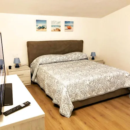 Algherolux -free Secure Gated Parking For Cars And Motorbikes Guest house