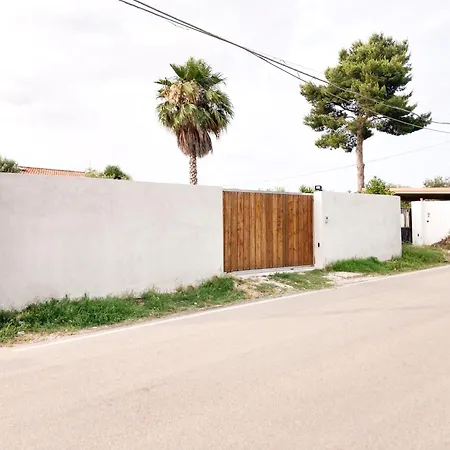 Guest house Algherolux -free Secure Gated Parking For Cars And Motorbikes *